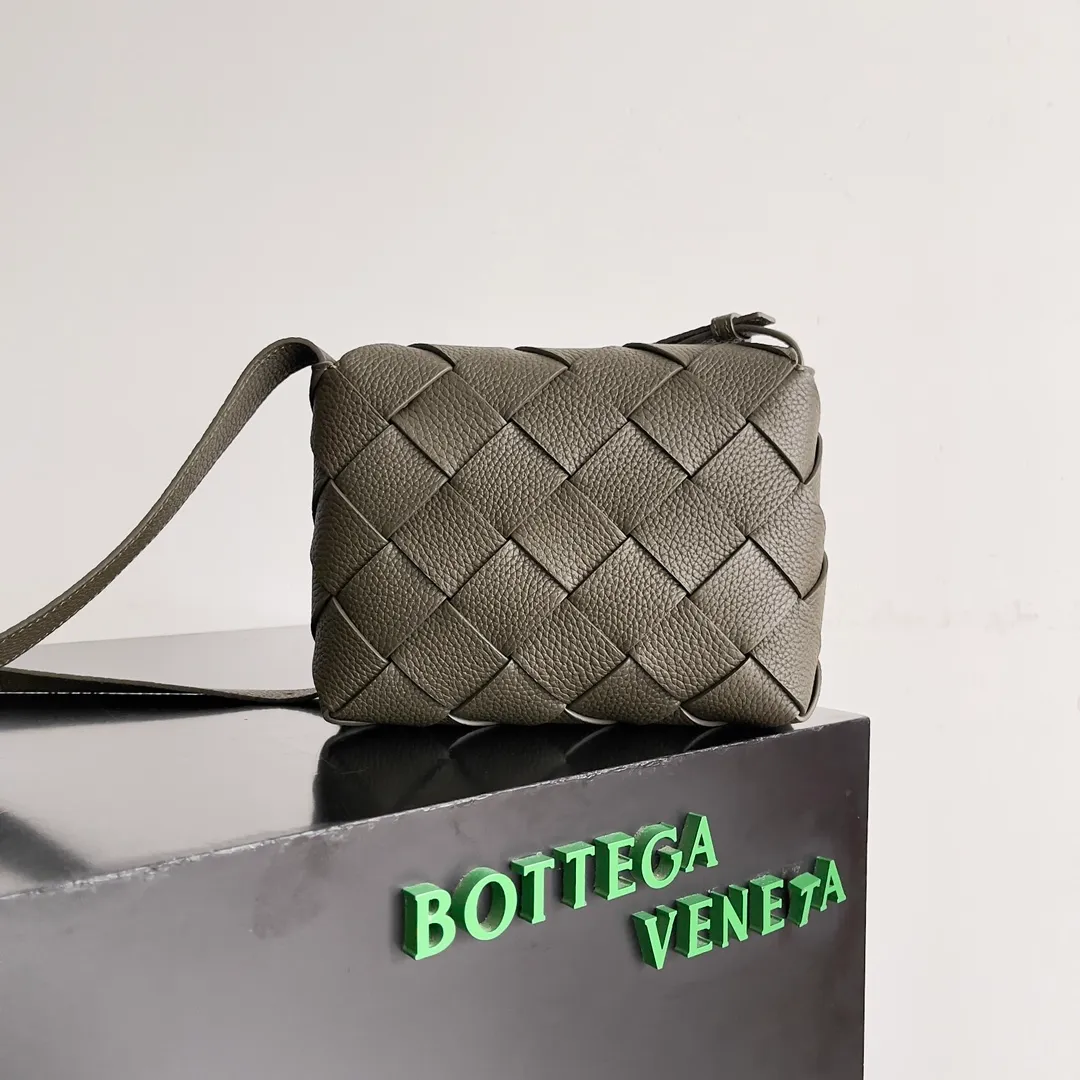 Batch 1860 BOTTEGA VENETA new Diago crossbody bag The diagonally built dynamic silhouette shows unique ingenuity. As a member of the B family's early autumn series, it uses the highest quality calfskin. The entire bag is softer, thicker and heavier, and durable. It is equipped with an adjustable strap. The texture of the 3cm wide leather strap is very similar to the litchi pattern. It is slightly stiffer than the litchi pattern. It is low-key, luxurious and full of connotation. It is refreshing and comfortable to match the upper body. Hu Yitian was also successfully captured by it. Style number: 795637 Size: 22.5*16.5*5.5cm